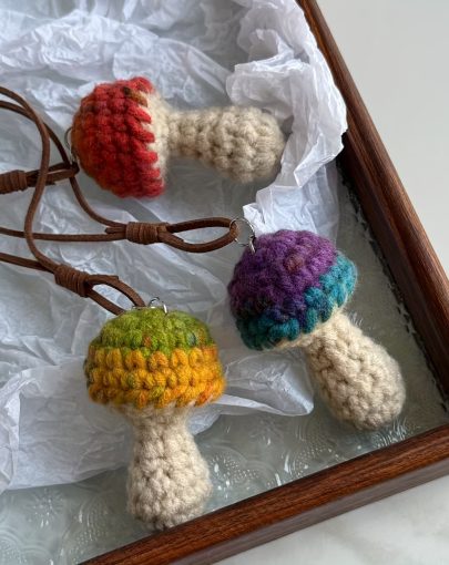 Purely Handwoven Mushroom Ornament, Mori Style Mushroom Pendant, Perfect for Bags, Backpacks, Car Hanging And Home Decor, Ideal Decorative Gift for Valentine'S Day And Parties