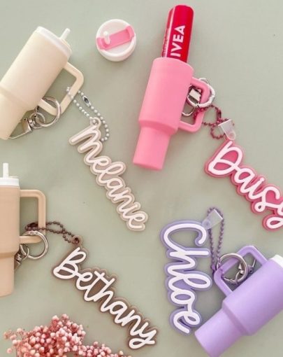 Personalised Acrylic Name Tag with Tumbler Lip Balm Holder Keychainu002F Bag Accessories Customized Letter Name Bag Pendant with Water Cup Accessories, Acrylic Keychain, Personalized Birthday Gift, Valentine's Day Party Gift